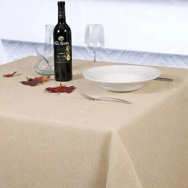 Mantel poliéster redondo 330 cm en color beig con tejido Panamá vistiendo una mesa de evento.
