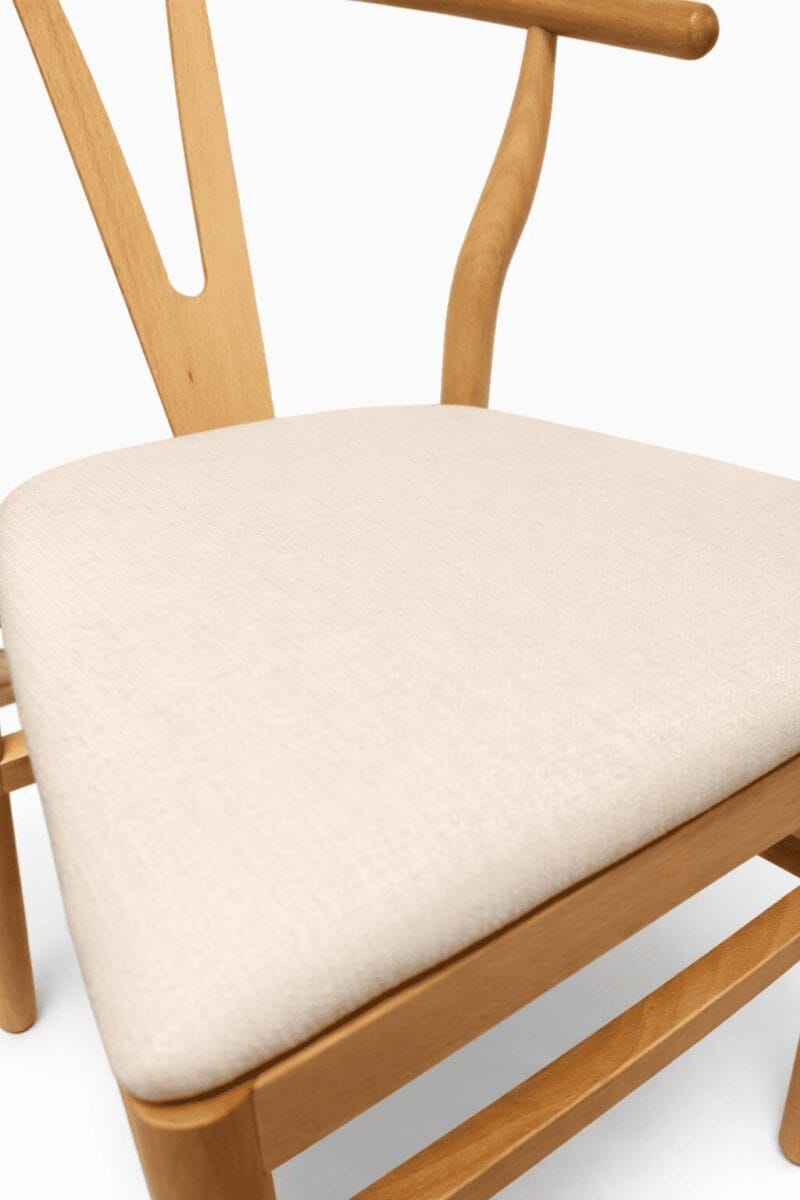 Silla Wishbone tapizada detalle del asiento acolchado